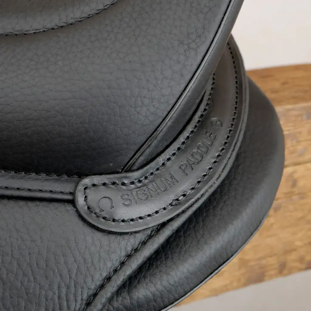 Signum_Dressurpaddle_DetailSchriftzug.webp