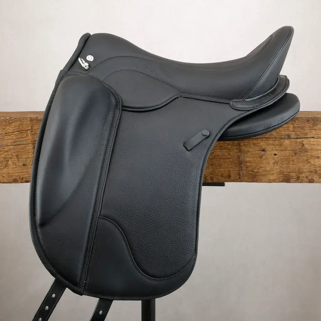 Signum_Dressurpaddle_Seitenansicht.webp
